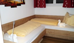 Schlafraum 2 mit getrennten Betten und Wand-TV