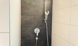 Modernes Badezimmer mit Regendusche