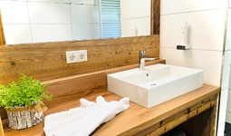 Modernes Badezimmer mit rustikalen Elementen